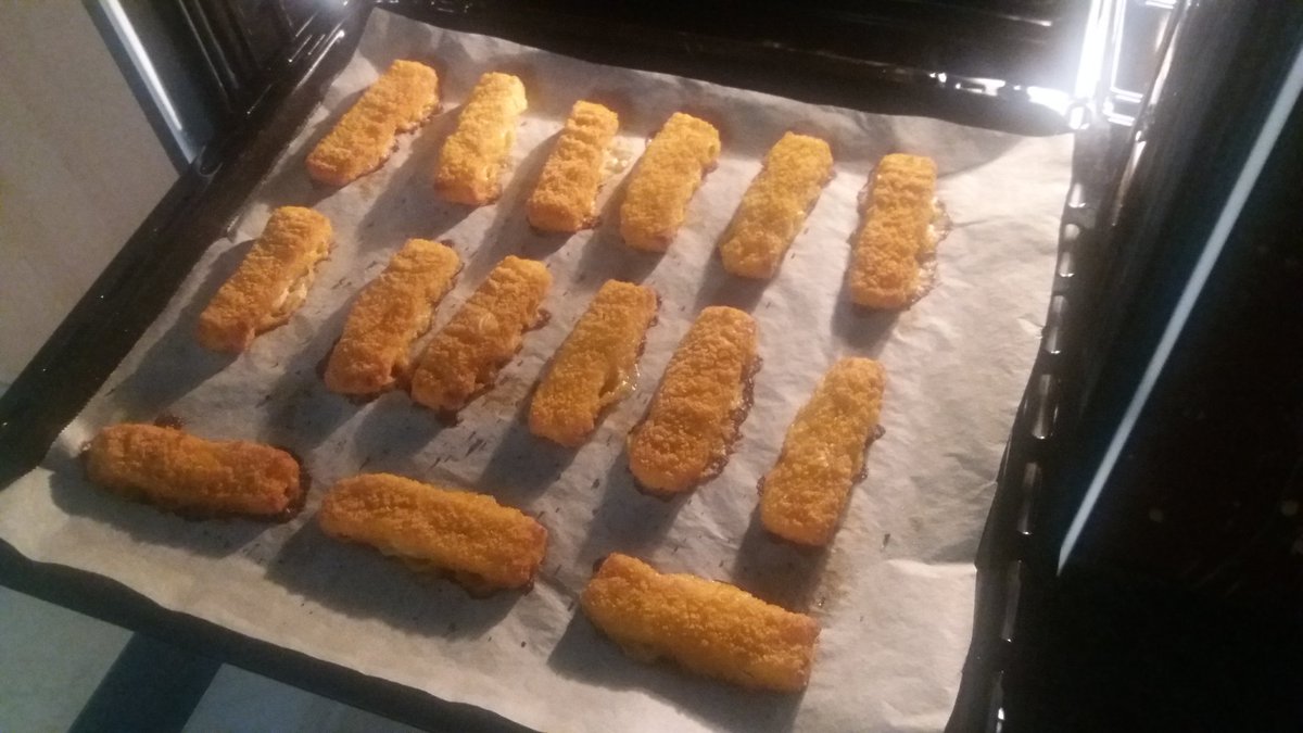 wahretests's tweet photo. Heute gab's mal Fischstäbchen :) Sehr Knusprige Angelegenheit und dies mit SteamBake #mytestaegherd #produkttest #sabadin #wahretests #aeg #SteamBake https://t.co/KTunjyFmPb