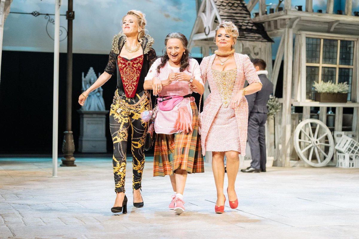 AmeyTheatre's tweet photo. TONIGHT in #Abingdon:

RSC LIVE: THE MERRY WIVES OF WINDSOR - 7pm START

Not bought tickets? No problem. You can buy on the door! https://t.co/4tax2pv1BH