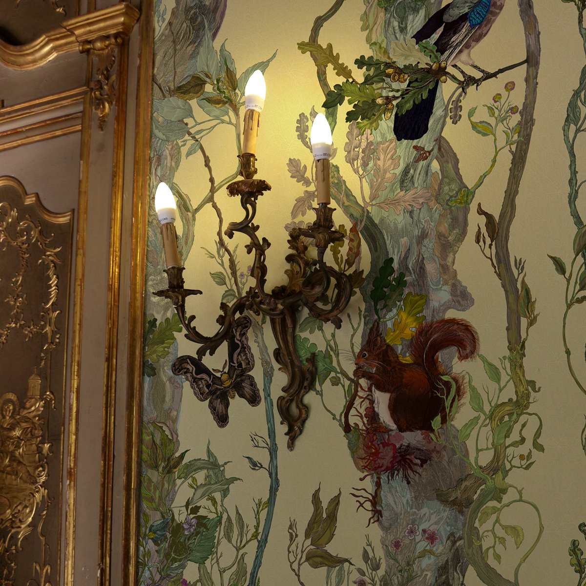 TBeasties's tweet photo. #WallpaperWednesday TB Indie Wood Wallpaper in Antique.  This wallpaper design has a very faint approximately 132mm repeat background texture but the design changes throughout the 10m roll.  #wallpaper #wallcoverings #decor #interiors #interiordesign #nature #birds #animals https://t.co/oK6idejqPy