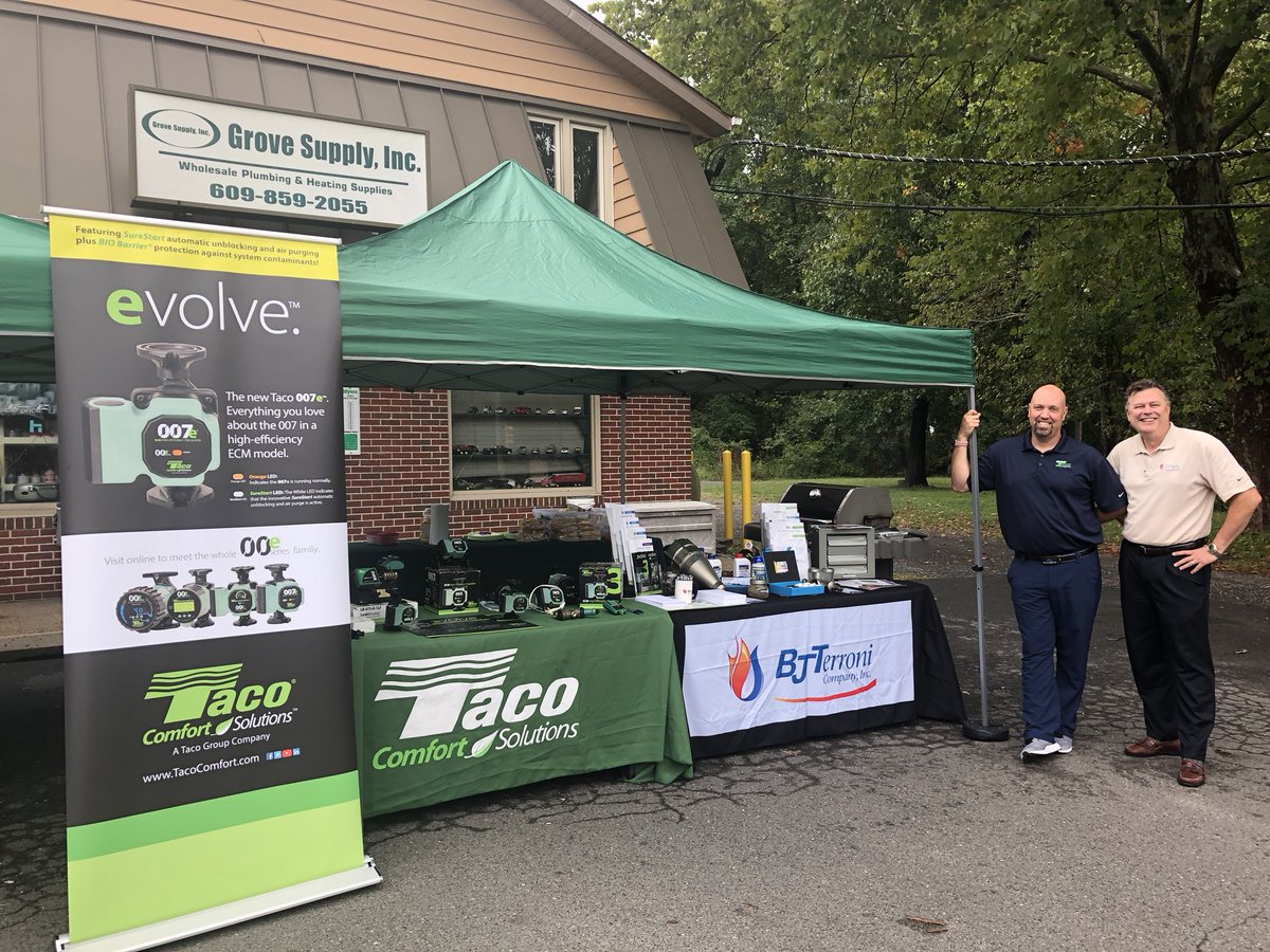 davidholdorf's tweet photo. Come on down and see what’s new @TacoComfort with @BJTerroniCo and @GroveSupply in Southampton!
BBQ was just fired up! #007e #0015e3 #bbqlunch #hydronics https://t.co/lvkmqfefcU