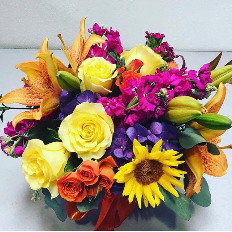 A little bit of this and a little bit of that...brighten up someone’s day today! #flowersmakemehappy #newleafflorist