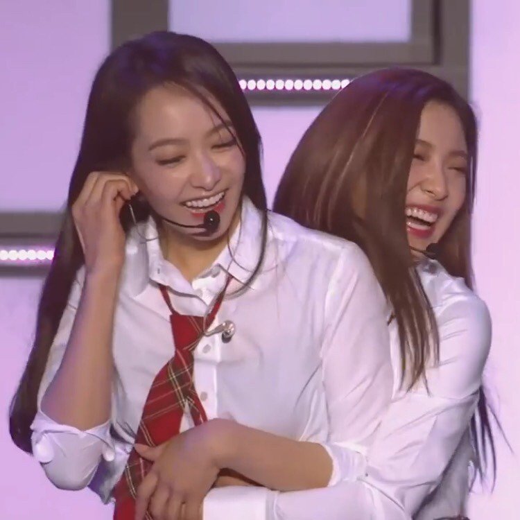 functionlq's tweet photo. — luna &amp; victoria ♡ https://t.co/3kWraMf8O6