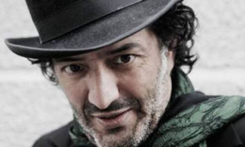 Cezayir asıllı Fransız müzisyen #RachidTaha ‘da terk-i diyar eylemiş, 59 yaşında erken yaşta...Allah rahmet eylesin.