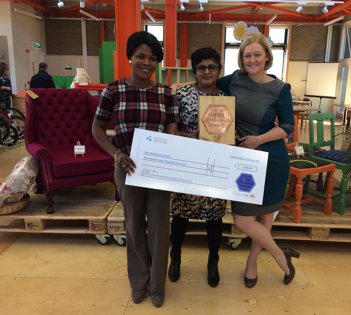 RediscoveryCtr's tweet photo. Our Rediscover Fashion programme is a recipient of a #SocialEnterprise Award 2018! This morning we received an award from @DubCityCouncil CEO Sarah Miller along with Jennifer, Samantha &amp; Laura went to pick up the award Congratulations to Carrie Ann and the Rediscover Fashion team https://t.co/4Cp98wExPk