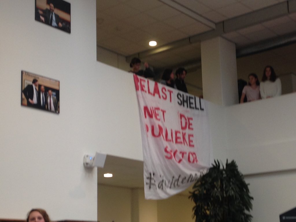 Nielsjongerius's tweet photo. Bannerdrops against #shell, #droptheshell #dividendbelasting #roomfordiscussion https://t.co/ZQMeo7fd6C