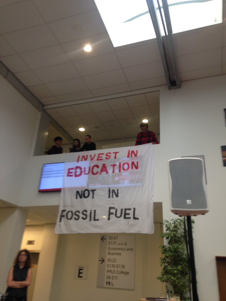 Nielsjongerius's tweet photo. Bannerdrops against #shell, #droptheshell #dividendbelasting #roomfordiscussion https://t.co/ZQMeo7fd6C