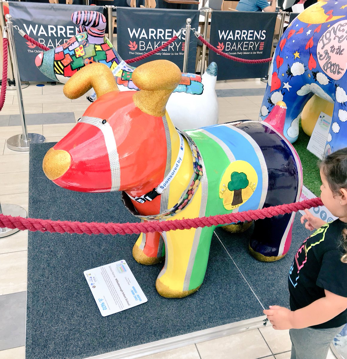 insideKENT's tweet image. @insideKENT’s youngest reporter has been following her #snowpup nose on a new lead... the start of the magical @AshfordSnowdogs #SnowdogArtTrails in #Ashford #Kent in aid of the amazing @PilgrimsHospice. #FindYourSnowdog until 18th November 🐶  #loveashford