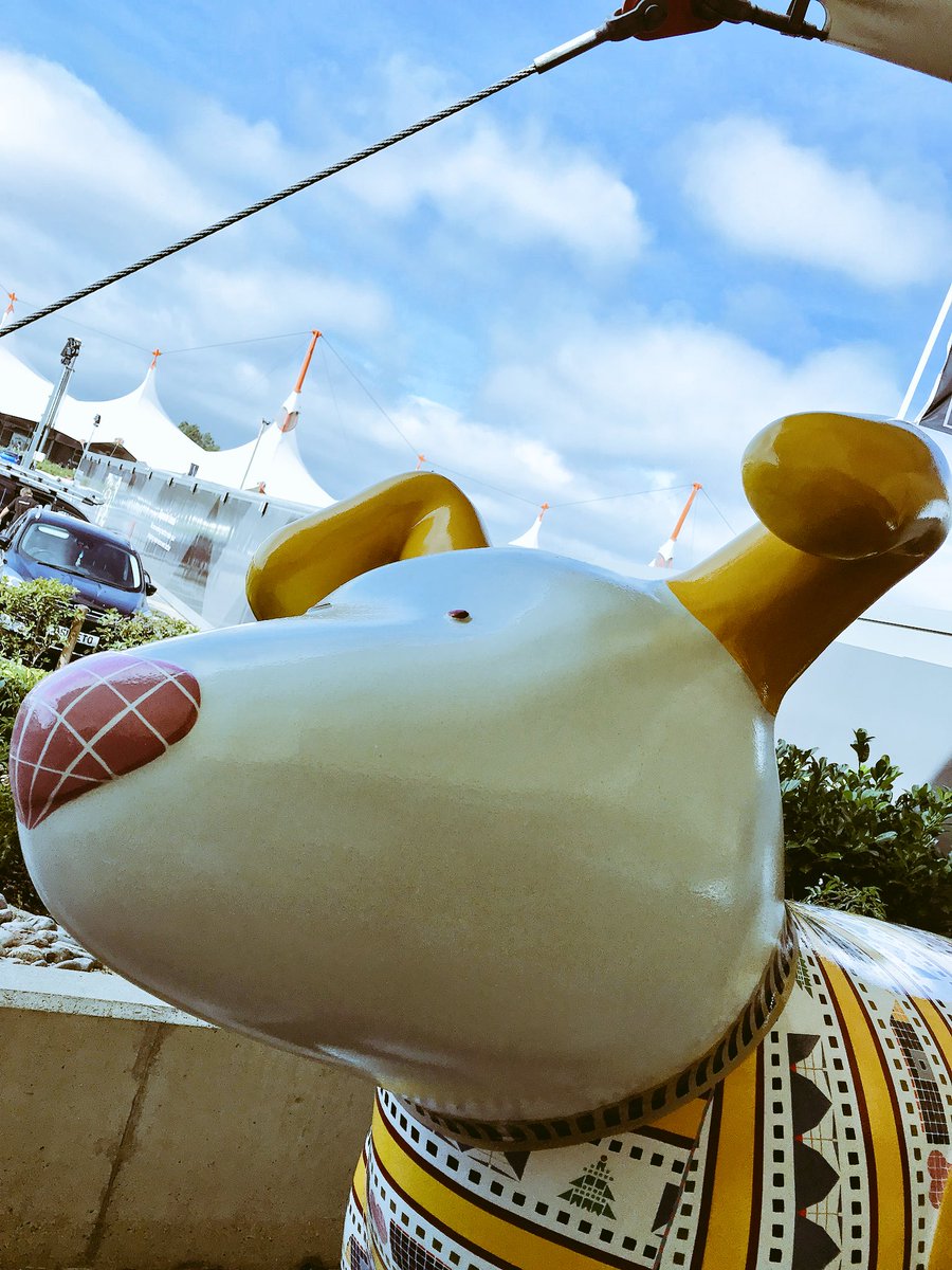 insideKENT's tweet image. @insideKENT’s youngest reporter has been following her #snowpup nose on a new lead... the start of the magical @AshfordSnowdogs #SnowdogArtTrails in #Ashford #Kent in aid of the amazing @PilgrimsHospice. #FindYourSnowdog until 18th November 🐶  #loveashford