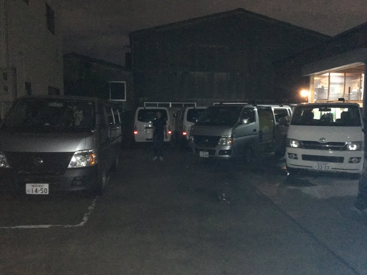住まいのガラスパートナー ガラパゴス Twitterissa 福岡からもう一台作業車が到着し大阪本社の駐車場が車で溢れてます 明日から8台の作業車で大阪の台風被害ガラス交換に対応します 窓 仕事 ガラス交換 ガラス修理 大阪
