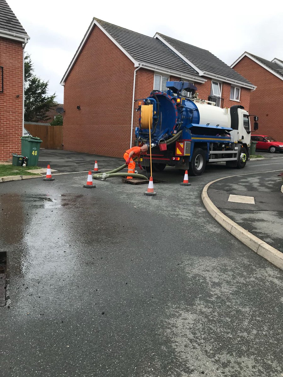 jddrains's tweet photo. Team work makes the dream work..... Day 3. the guys working together to get the drains clean ready for CCTV work Monday #S23WER #jddrains #sewermenandproud https://t.co/uCEkHWftZD