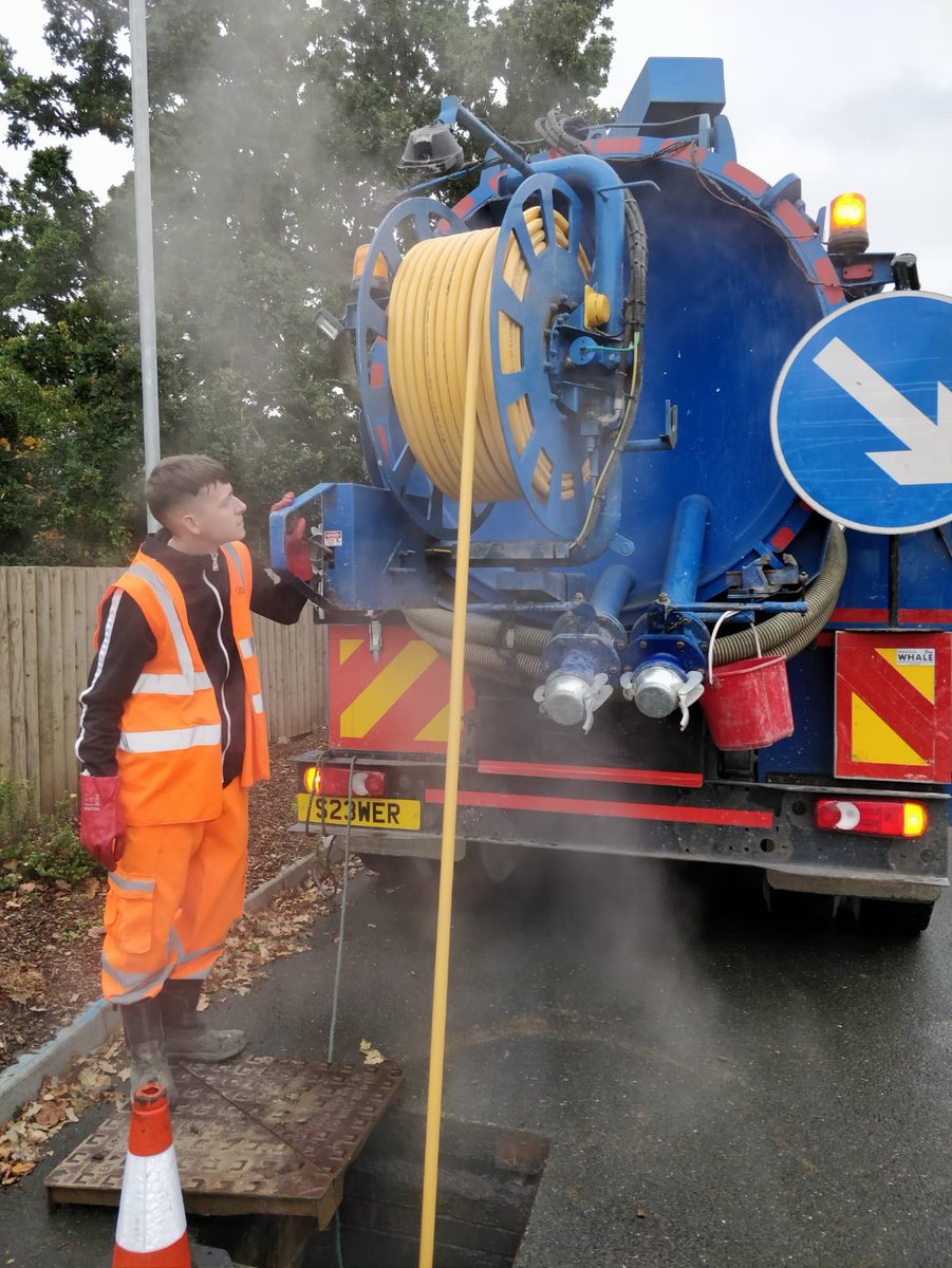 jddrains's tweet photo. Team work makes the dream work..... Day 3. the guys working together to get the drains clean ready for CCTV work Monday #S23WER #jddrains #sewermenandproud https://t.co/uCEkHWftZD