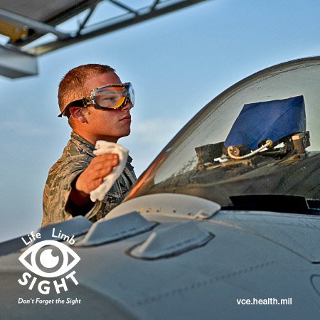 VisionCoE's tweet photo. Do you know how to protect your eyes while deployed? Wear eye protection from the Authorized Protective Eyewear List (APEL): https://t.co/6YI3KywRRn https://t.co/Lk4PqrKI3c