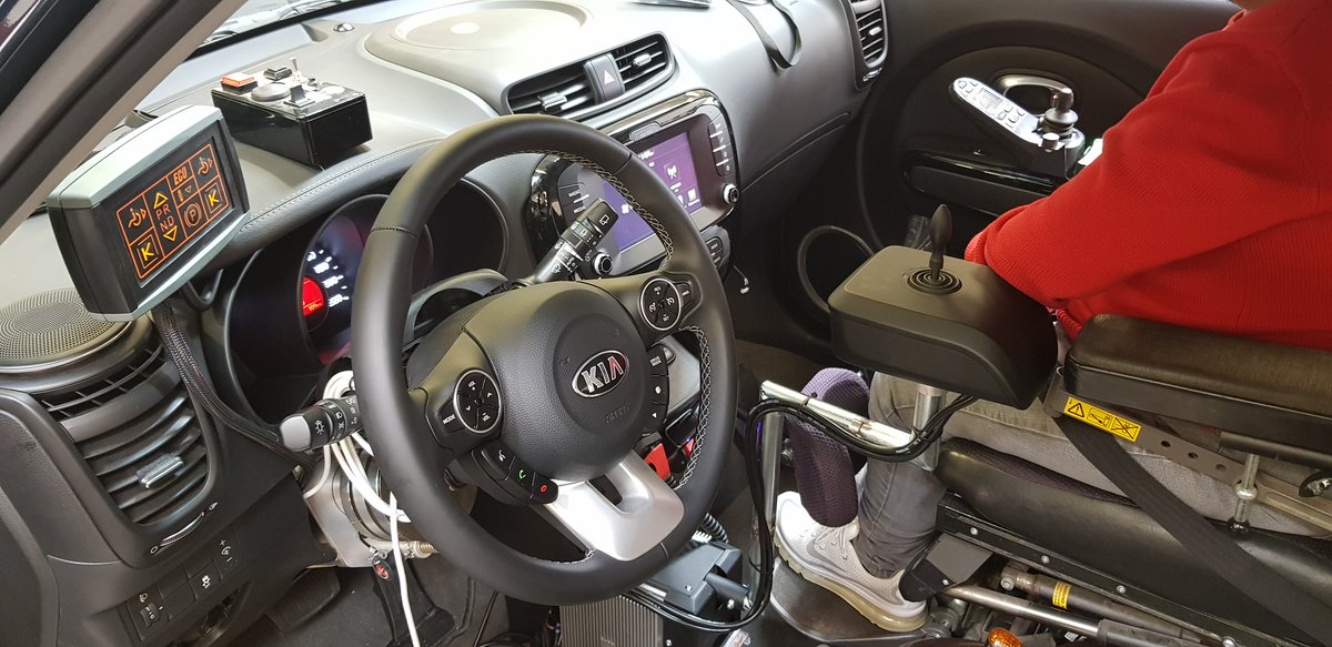 KIA SOUL eMotion en préparation pour la conduite d'une personne en  situation de handicap. L'heure est aux mesures, réglages, dernières  explications avant de voler de ses propres ailes !