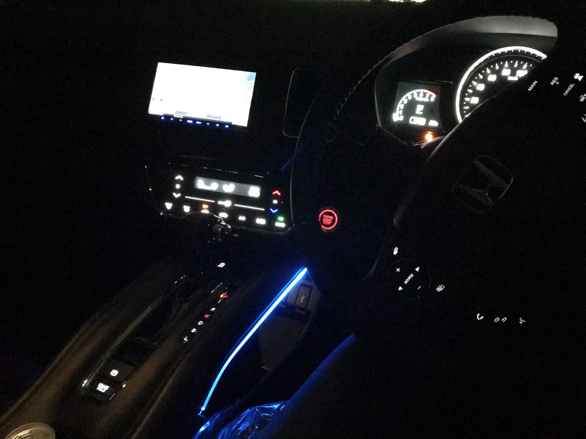 miona040397's tweet photo. センターコンソールのイルミ
青にしてもらった👏
新車の匂いが最高でした。
やっと自分の車が持てて幸せ https://t.co/TKQz7S1oIk