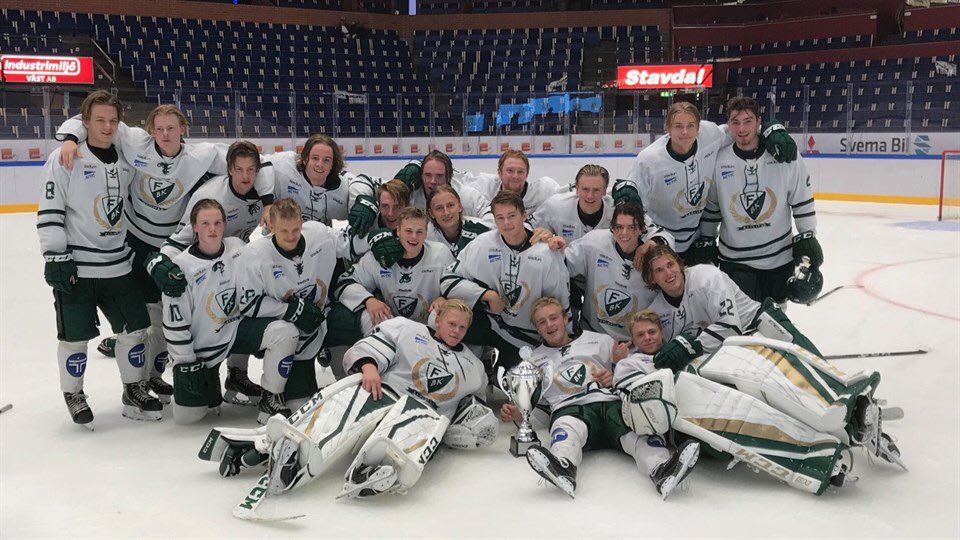 Hej alla Färjestadfans, dämpa hockeyfebern och smygstarta med att se j20 spela seriepremiär hemma mot Södertälje på fredag 19:00 i Löfbergs arena💚⚪️ #fbkse