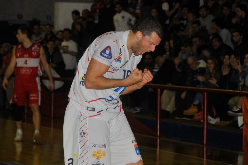 #ElMetro l El soberbio partido realizado por <a href="/gaston_semiglia/">Gaston Semiglia</a> que fue vital para la clasificación de <a href="/Club_UA/">Unión Atlética</a> a semifinales, lo llevó a ser el jugador <a href="/PoloClubUruguay/">BerkshirePoloClub UY</a> de la fecha.
Sarni, Zuvich, Monteverde y Moultrie lo acompañan
basquetcaliente.com/2018/09/12/des…