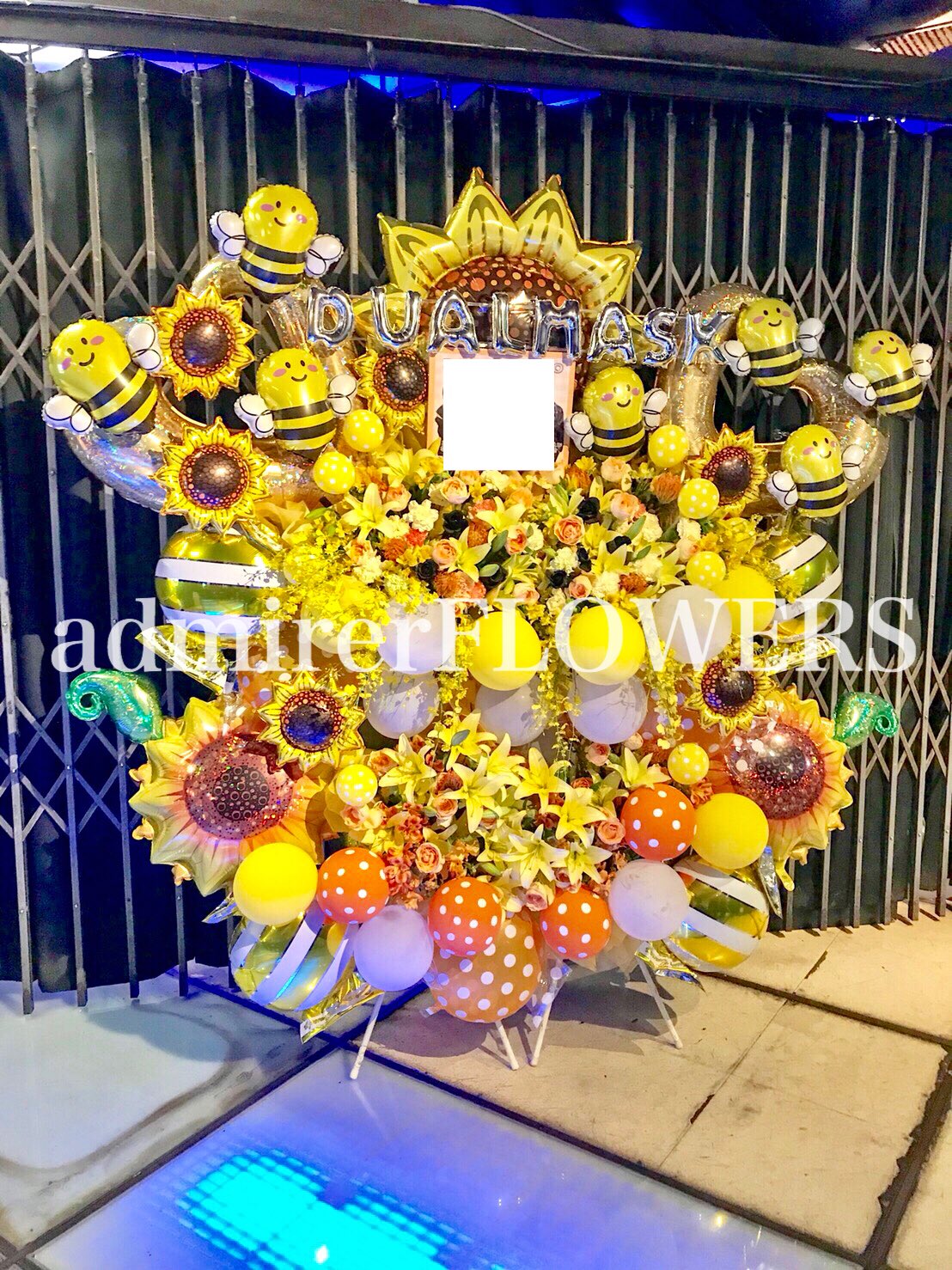 Admirerflowers フラスタ バルスタ 専門店 2基連結のbigスタンドです 黄色ベースでミツバチも飛んでおります フラスタ フラワースタンド 東京花屋 東京フラスタ フラスタ東京 お花を贈ろう お祝い 祝花 バルーン バルーンスタンド コンサート Admirerflowers フラスタ バルスタ 専門店 2基連結のbigスタンドです 黄色ベースでミツバチも飛んでおります フラスタ フラワースタンド 東京花屋 東京フラスタ フラスタ東京 お花を贈ろう お祝い 祝花 バルーン バルーンスタンド コンサート