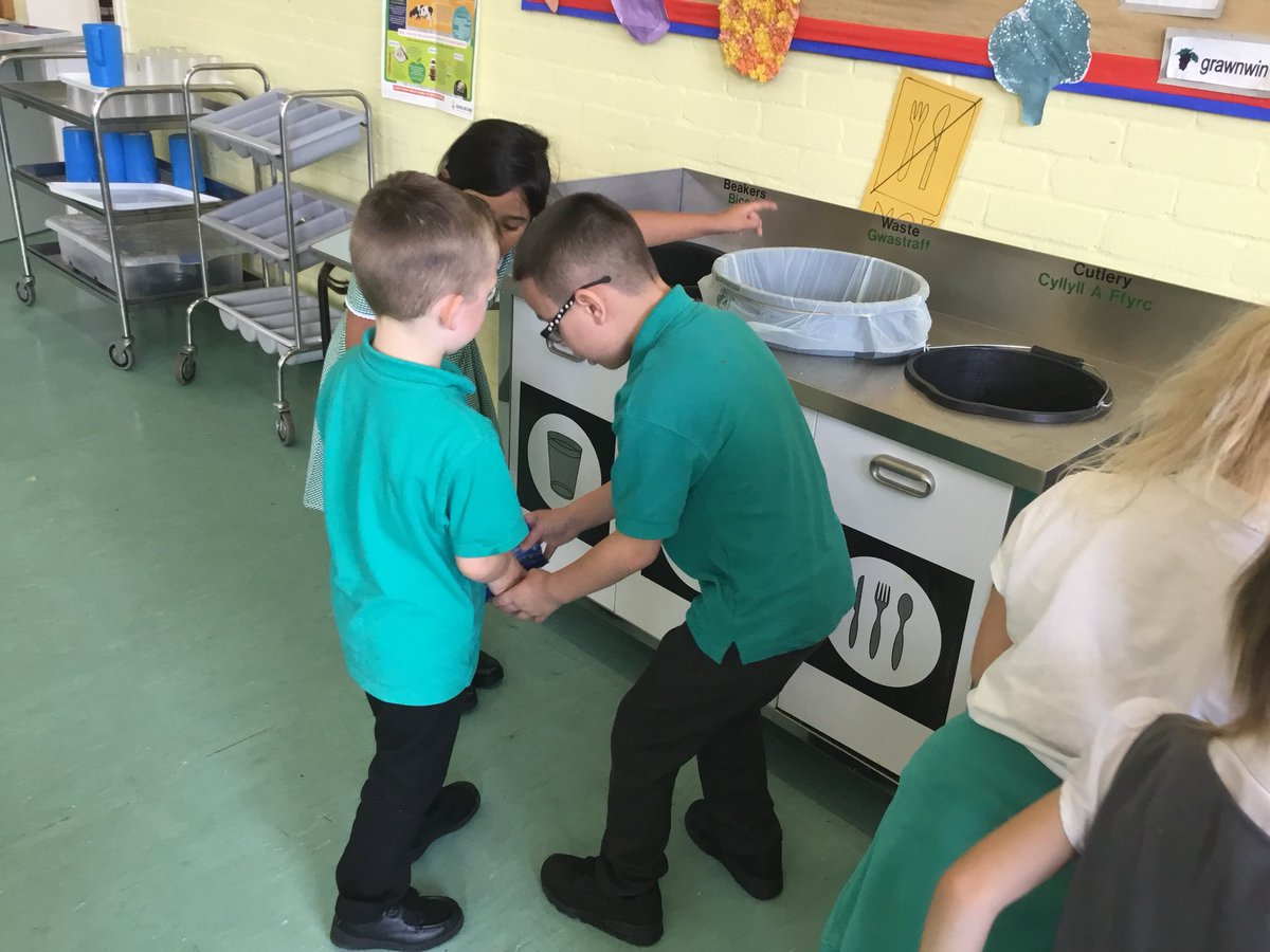 Springwood_Prm's tweet photo. Thanks to our year 3 eco committee, everyone has used the correct bins today and there was hardly any waste! Da iawn pawb! #springeco #springvoice https://t.co/9N7xnewVdo