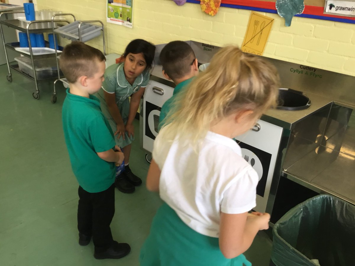 Springwood_Prm's tweet photo. Thanks to our year 3 eco committee, everyone has used the correct bins today and there was hardly any waste! Da iawn pawb! #springeco #springvoice https://t.co/9N7xnewVdo