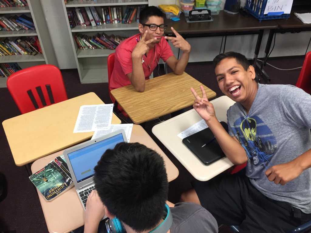 TeacherSCharles's tweet photo. My @FHSWarriors English Ss collaboratively writing academic summaries is 💯! https://t.co/b1OS1EMEO2