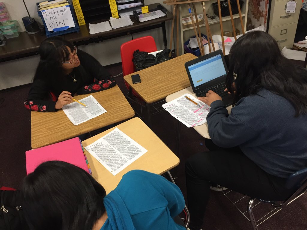 TeacherSCharles's tweet photo. My @FHSWarriors English Ss collaboratively writing academic summaries is 💯! https://t.co/b1OS1EMEO2