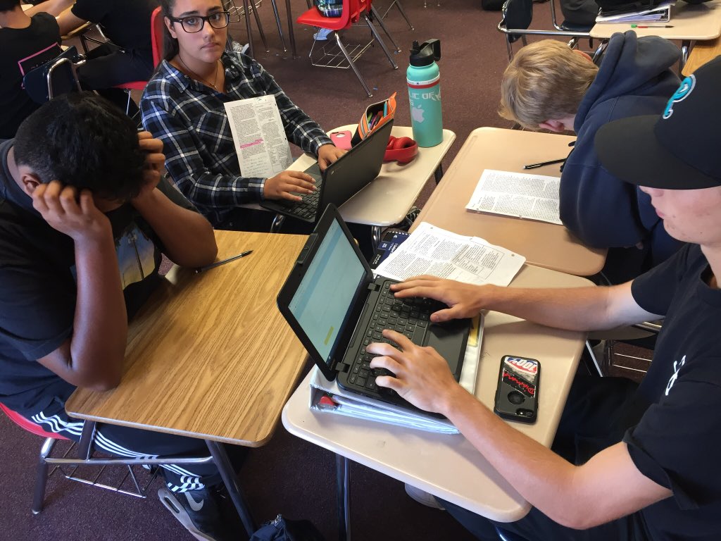 TeacherSCharles's tweet photo. My @FHSWarriors English Ss collaboratively writing academic summaries is 💯! https://t.co/b1OS1EMEO2