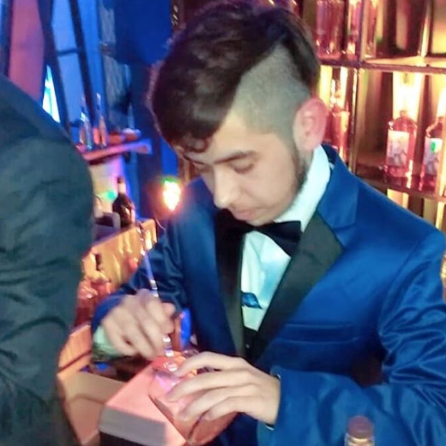 Fedecuco's tweet photo. El hielo cortado a mano en  el stand de @WildTurkeyArg y al joven Nahuel en acción https://t.co/KmG676FiV6