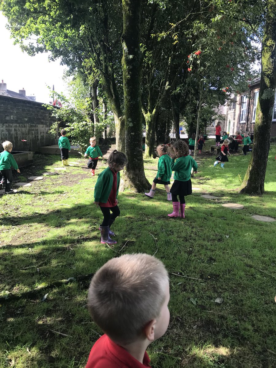 ysgolhendygwyn's tweet photo. Wâc Welis Adran y Gwreiddiau #creadigol #addurno #supertaten Welly Wednesday #creative #outdoors #teamwork https://t.co/wAjOCnTLY0