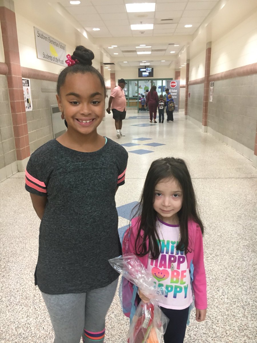 JefforyGibeault's tweet photo. Our students practice leadership by assisting their younger schoolmates.  @sousharkscsd #LeadershipLivesHere #LeaderInMeSchool https://t.co/egekI49a4W