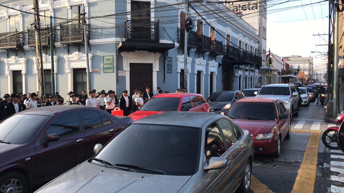 prensa_libre's tweet photo. El #TráficoGT en el Centro Histórico está congestionado, por cierre de calles aledañas al Congreso donde se celebrará hoy una sesión solemne. ¡Tome vías alternas! https://t.co/Wmz8aJLdgW