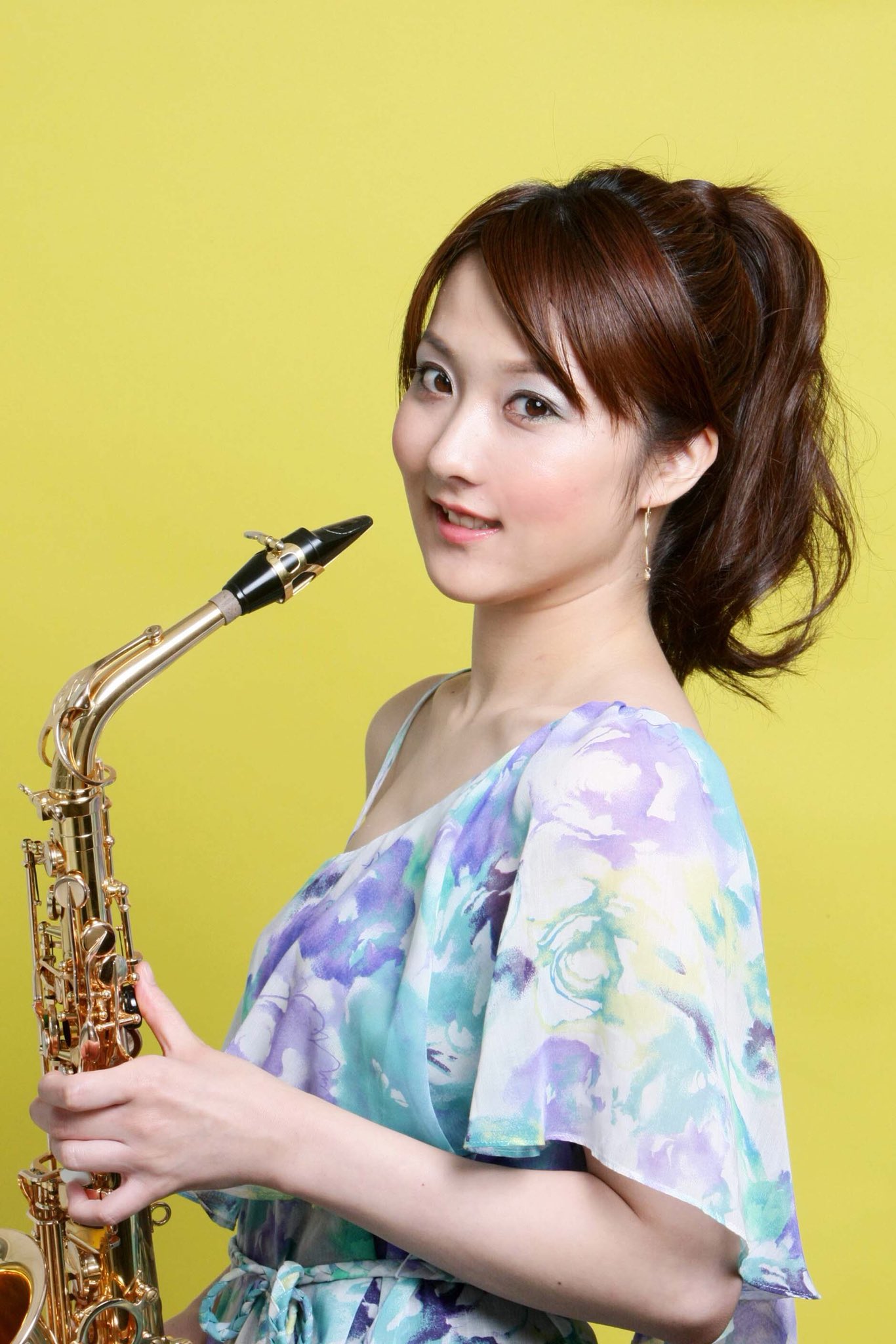 深澤 智美 サックスプレイヤー こちらは大分前ですが Thesax の連載中に撮影した一コマ 雑誌連載懐かしいなー そんな私は来年のコンサート企画に日々邁進中です 楽しみだな クラシックサックス サックス奏者 深澤智美 Saxophone 女性
