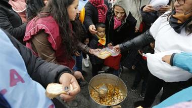 Los trabajadores y trabajadoras de la economía popular realizarán hoy una gran olla popular para insistir con el tratamiento urgente en el Congreso de la Ley de Emergencia Alimentaria que presentamos este año. Pero, ¿qué es la Emergencia Alimentaria?