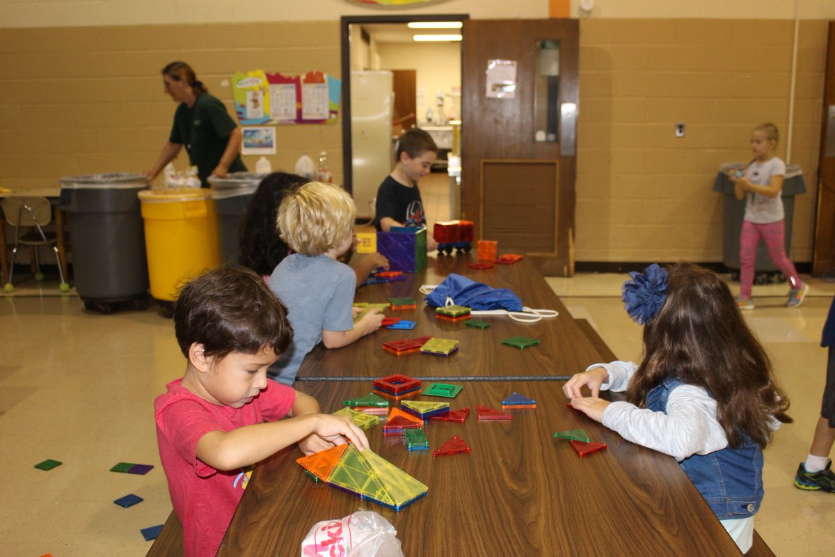 WeAreHTSD's tweet photo. Learning through play @UHHTSD before school program with the @HamiltonAreaY #htsd #htsdpride #differencemakershtsd https://t.co/odxBSB59SS