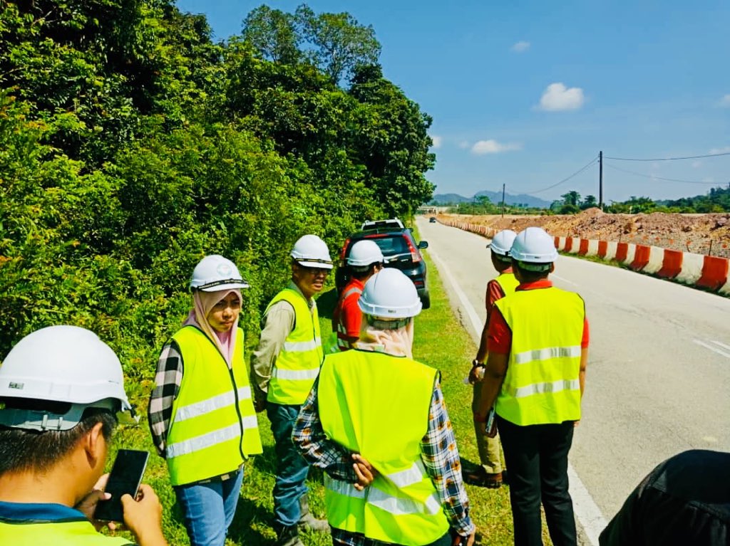 UPKZonTimur2's tweet photo. Audit Pengurusan Trafik projek Menaiktaraf Jln Persekutuan FT237, Kemaman telah dilaksanakan harini. Auditan ini telah dibuat secara berkala bagi memastikan pelaksanaan pelan pengurusan trafik adalah teratur demi keselesaan pengguna jalan raya.@HasmiJkr @MazmanJKR @khairoulniezam https://t.co/wY300KLOKY