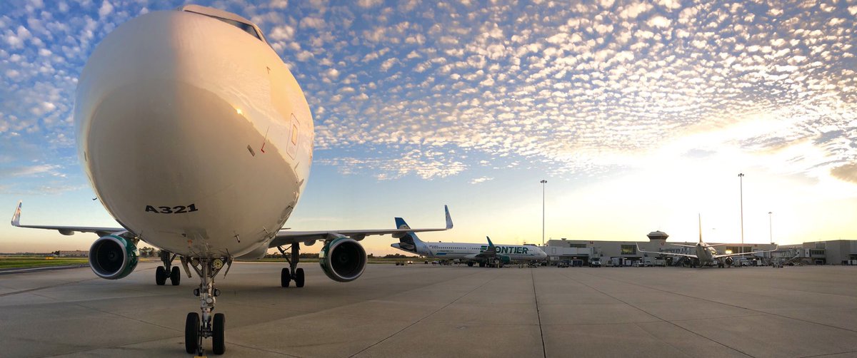Some ramp staff have all the views. Today’s sunrise from the Airside 1 ramp. 😮
