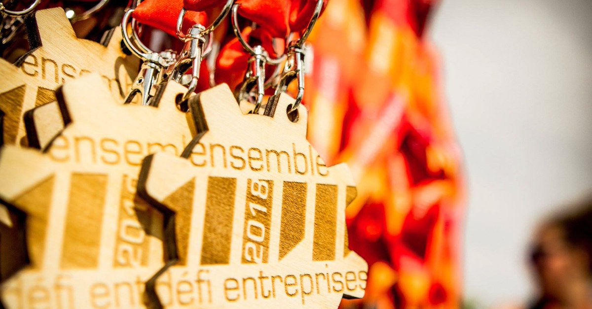 Nous sommes curieux! Qu'est-ce que vous avez fait avec votre médaille du Défi Entreprises? ⚙️Est-elle collée sur le réfrigérateur? Accrochée avec celles de vos collègues? Et votre ruban s'est-il transformé en porte-clés?