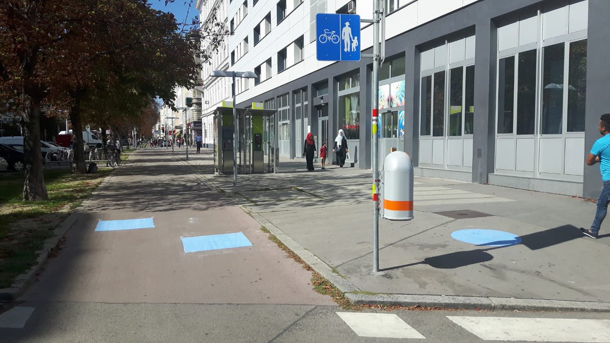 wolf_kamp's tweet photo. Verbesserungen für den #Radverkehr an Kreuzung #Heinestraße - #Kl_Stadtgutgasse. #Radbox für Linksabbieger und Aufhebung der Radwegbenutzungspflicht am Parkplatz #Heinestraße. #BVLichtenegger #Leopoldstadt https://t.co/iOsB4ZuBPc