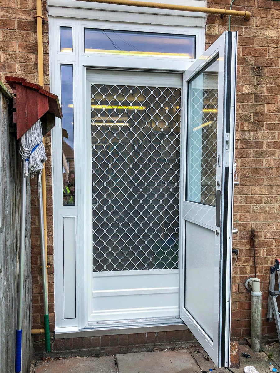 Polar_NE's tweet image. Flymesh Door🚪⛔️🦟

Here we have installed a @Comaraluminium 9pi frame and 7pi door, with the addition of an internal fly mesh door fixed directly to the 9pi framework

#Flymesh #Door #Installation #Aluminium #Polar #PolarNE