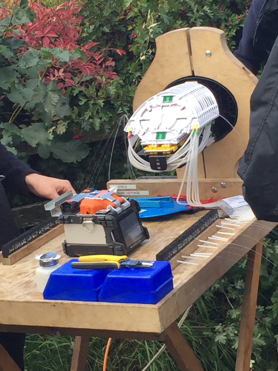 SimonWadeWales's tweet photo. Splicing ⁦@EMTELLE⁩ 96fcable with ⁦@HTData⁩ fibre connectivity. #FTTHShowTell https://t.co/n05D6HKtor