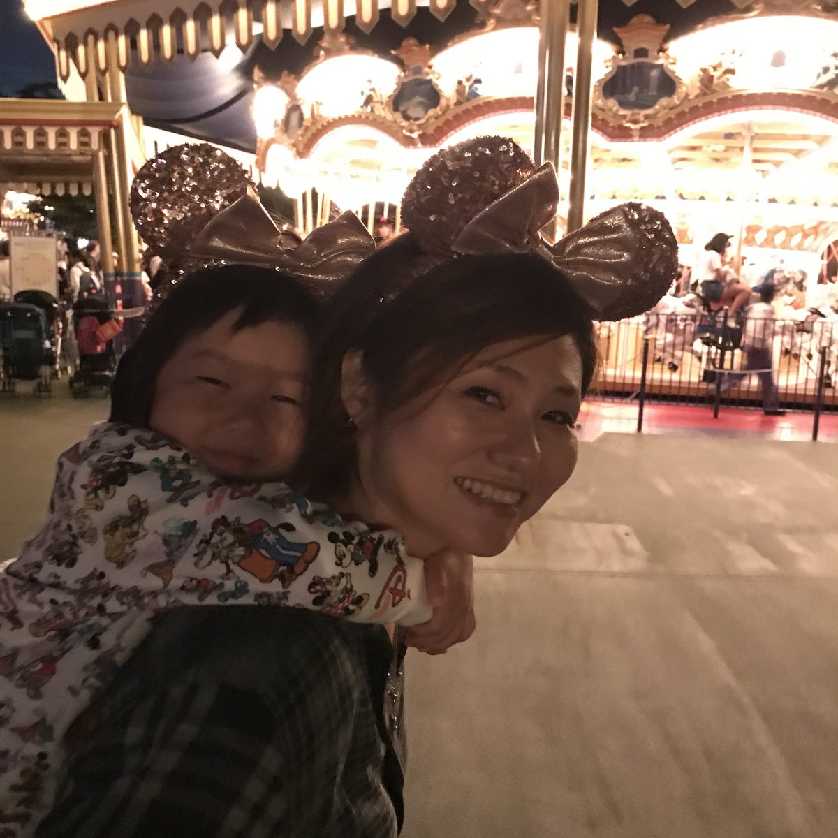 ディズニー 写真 撮っ て もらう キャスト オオタニヨシミ on Twitter: "昨日のディズニーランド。 浮かれても良い日だから耳付きです。 いつも私が写真を撮るから私の写真は