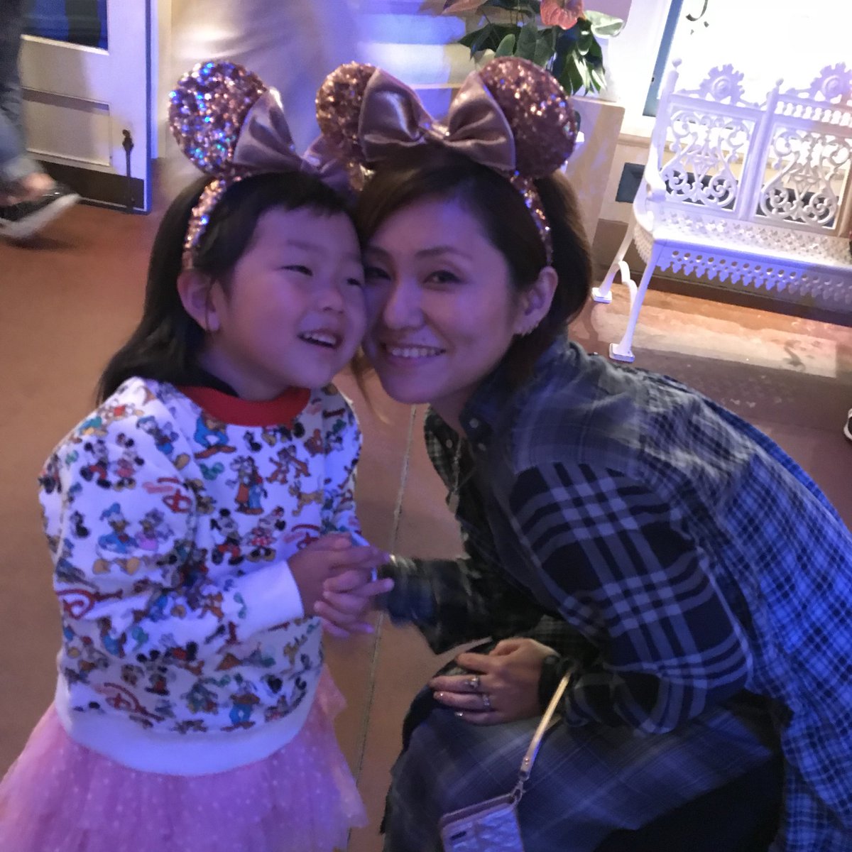 ディズニー 写真 撮っ て もらう キャスト オオタニヨシミ on Twitter: "昨日のディズニーランド。 浮かれても良い日だから耳付きです。 いつも私が写真を撮るから私の写真は