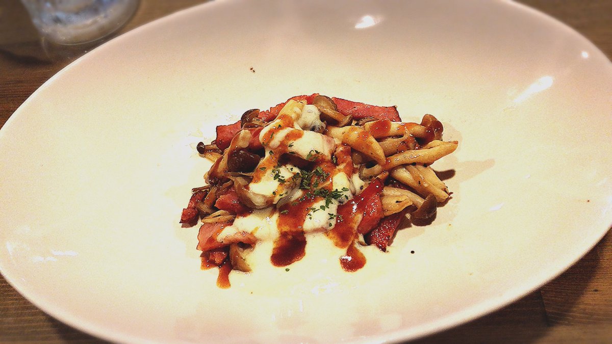BAR___OASIS's tweet photo. OASISのシェフが今日もまた美味しそうなのを作ってくれました〜🤤こんな料理が食べられるのもOASISだけです！是非お待ちしております……🤤 https://t.co/Aluc2trFWs