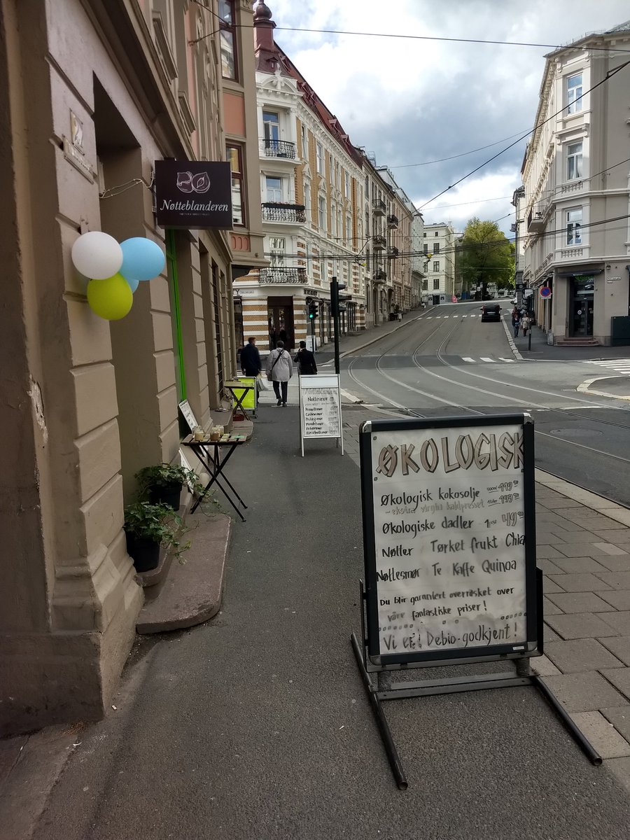 KarinLokke's tweet photo. @oslopolitiops @Oslokommune Kan skilt stå så langt ut fra vegg og midt på fortauet? https://t.co/doy0frA2VW