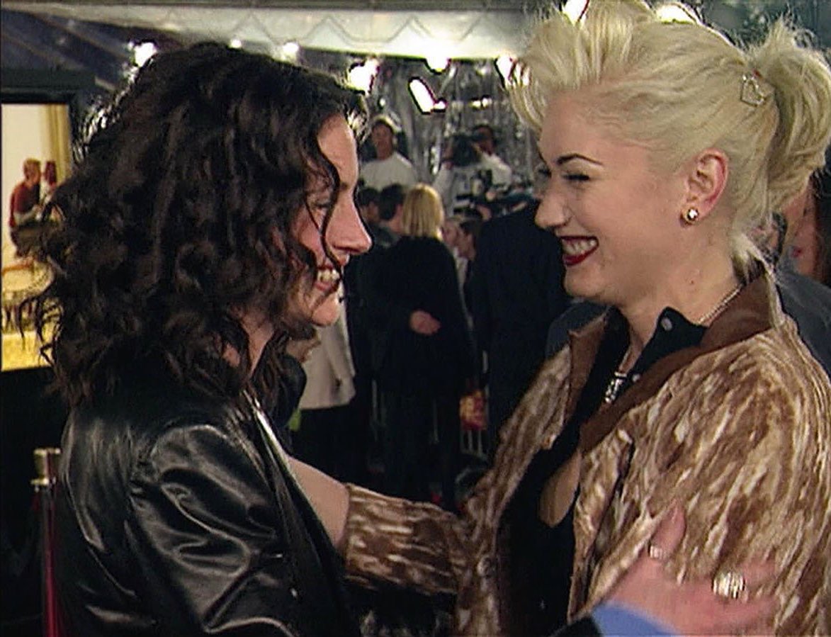 9. Julia Roberts and Gwen Stefani met on the red carpet with Access Holywood. Julia Roberts was delighted to see Gwen Stefani. However, they met for the first time, but it turned out they were both huge fans. 