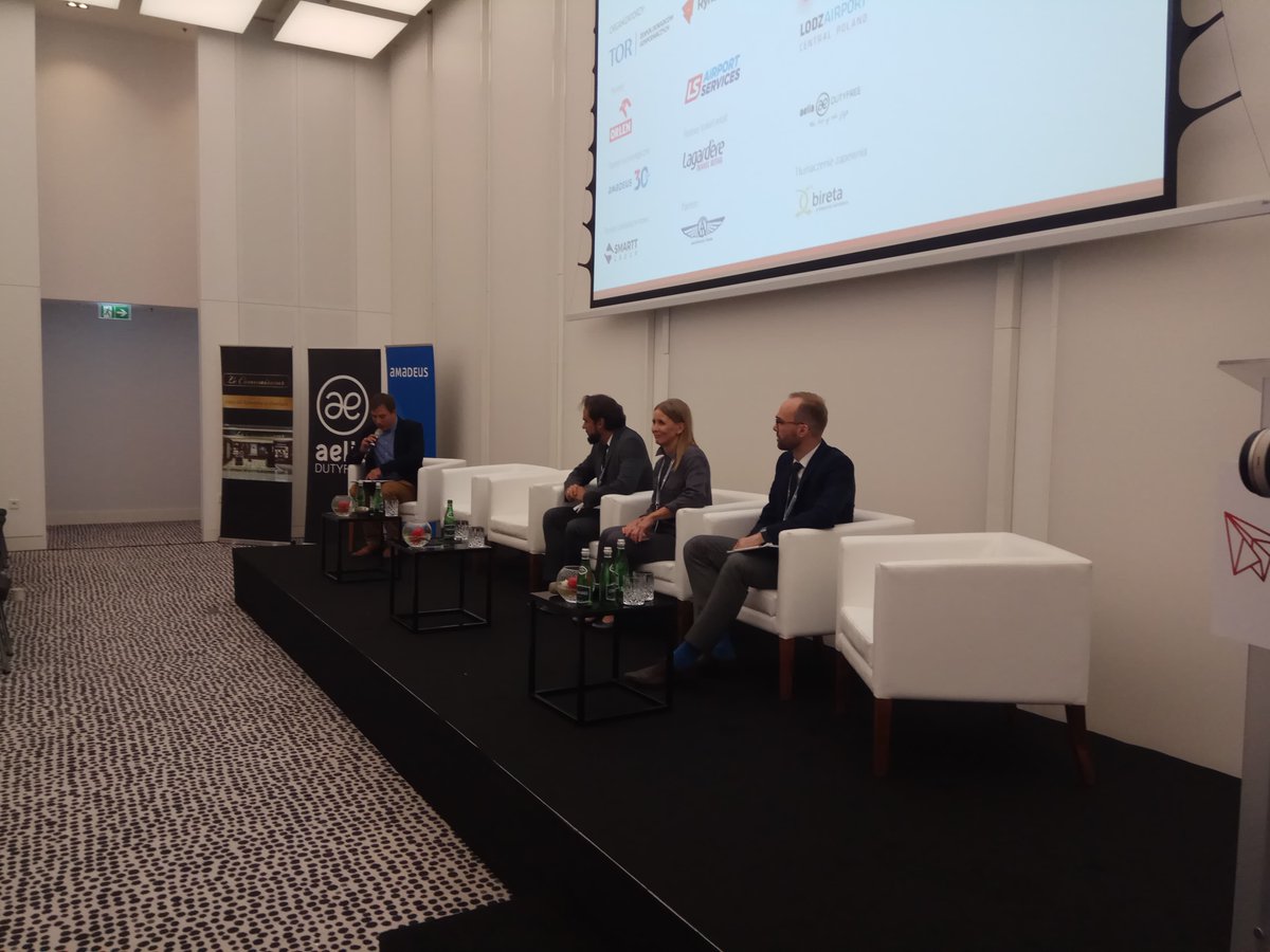 KongresRL's tweet photo. O dostępności portów lotniczych (kolej, transport publiczny, car-sharing, parkowanie) dyskutują:

➡️Krzysztof Kwieciński
➡️dr Jakub Majewski
➡️dr Anna Midera

pod moderacją @JMadrjas Madrjas, Redaktor Prowadzący, @RynekKolejowy https://t.co/mk833uklV3