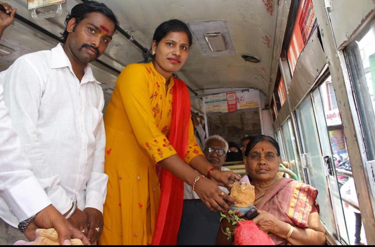 RK_7137's tweet photo. #ISSADAN #38DIVISION #CORPORATOR #SAMA_SWAPNA_SUNDER_REDDY_GARU DISTRIBUTING ECO FRIENDLY GANESH IDOLS IN R.T.C BUSES WITH TRS PARTY LEADERS... @KTRTRS @RaoKavitha https://t.co/h4QcRAcHuA