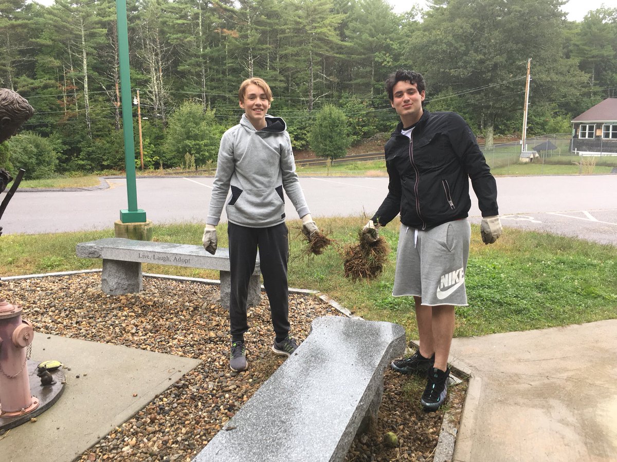 mlane101's tweet photo. Working hard to beautify the humane society! @NHSHuskies https://t.co/z269h1Y47Q