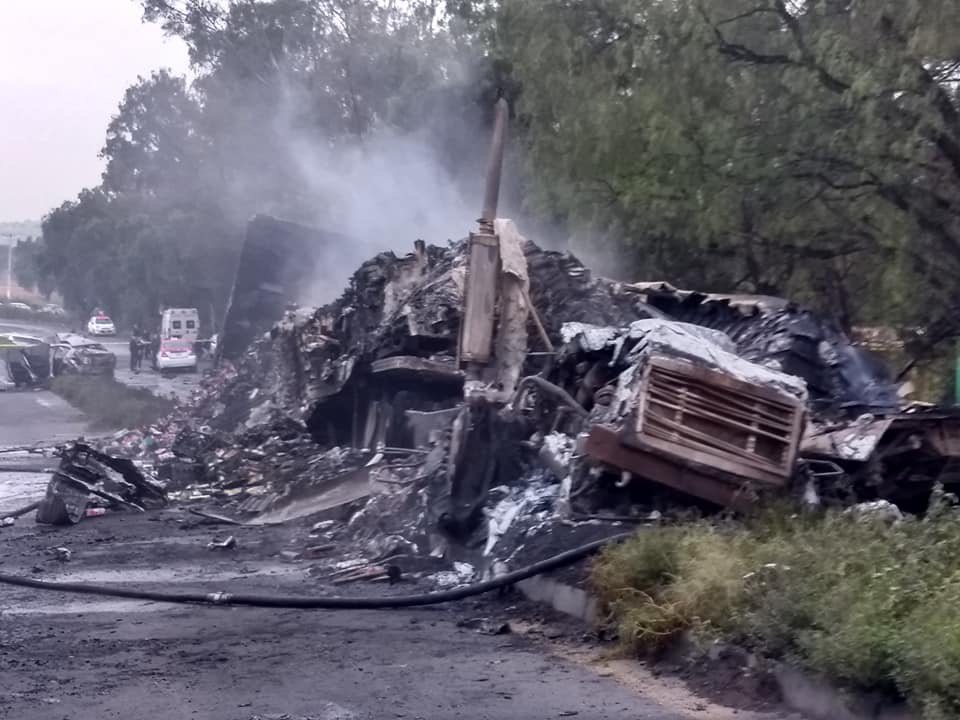 ADNoticiasMex's tweet photo. Un fuerte accidente vial entre un tráiler y cuatro vehículos sobre  la #Texcoco-#Lechería, a la altura del puente #Tepexpan de #Acolman, dejó al transporte de carga completamente calcinado y dos automóviles incendiados. 

Extrema precauciones.

#AlertaVialAD https://t.co/GTjDNWTawK
