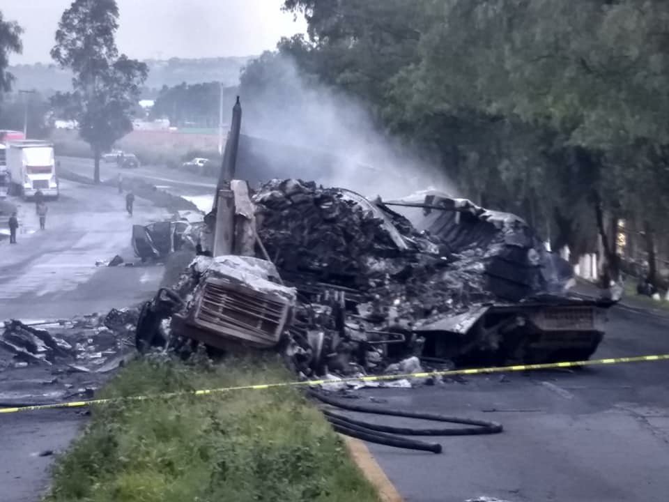 ADNoticiasMex's tweet photo. Un fuerte accidente vial entre un tráiler y cuatro vehículos sobre  la #Texcoco-#Lechería, a la altura del puente #Tepexpan de #Acolman, dejó al transporte de carga completamente calcinado y dos automóviles incendiados. 

Extrema precauciones.

#AlertaVialAD https://t.co/GTjDNWTawK