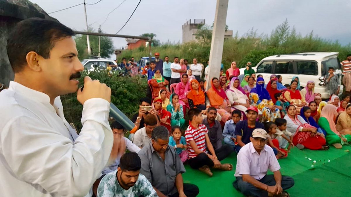 उधमपुर 12 सितंबर 2018: पैंथर्स पार्टी की तरफ से उधमपुर विधानसभा क्षेत्र में पढ़ते वार्ड नंबर 18 और वार्ड नंबर 5 में नुक्कड़ सभाओं का आयोजन किया गया जिसमें पैंथर्स पार्टी के राज्य प्रधान व पूर्व विधायक बलवंत सिंह मनकोटिया मुख्य रूप से उपस्थित रहे.